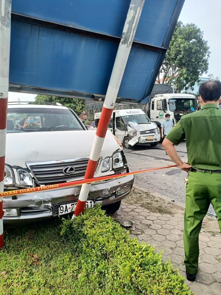 Chiếc Lexus LX470 tông vào cột biển báo