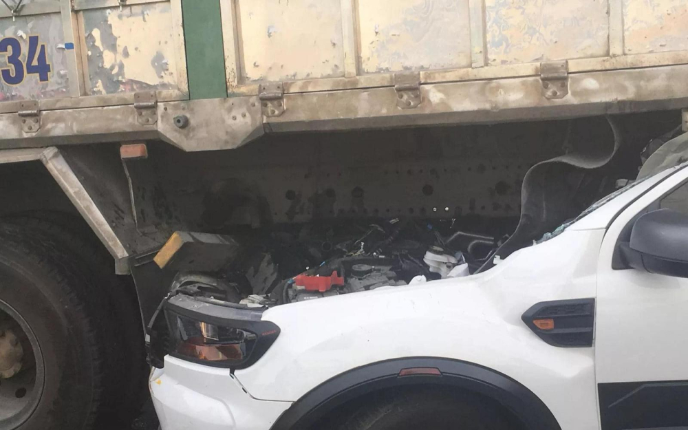Chiếc Ford Ranger Raptor rúc đầu vào gầm ô tô tải