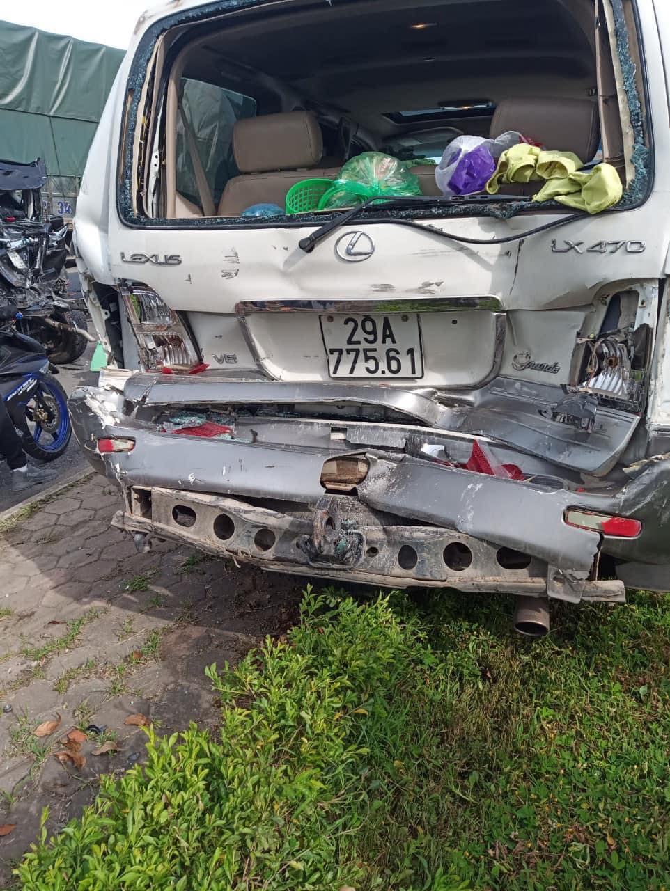 Chiếc Lexus LX470 cũng bị biến dạng cả đầu xe lẫn đuôi xe