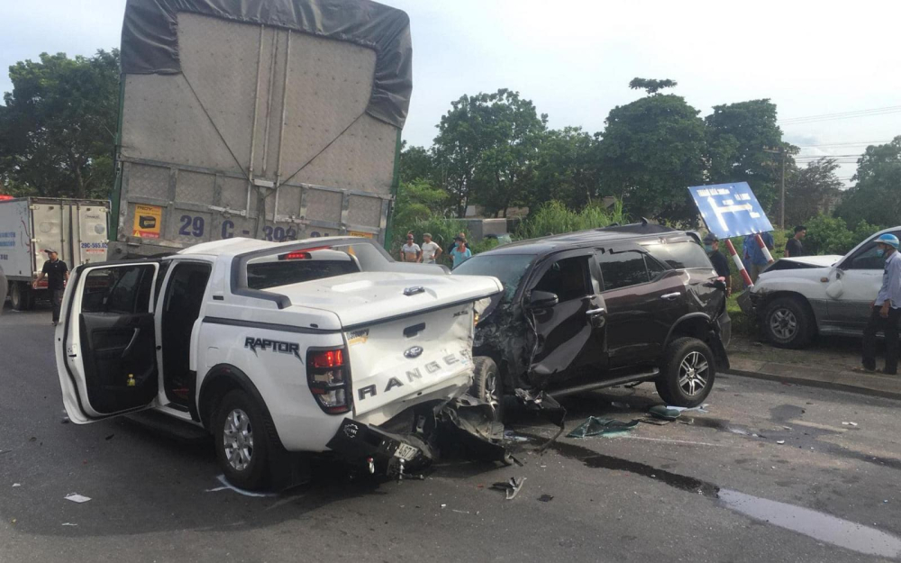Chiếc Toyota Fortuner va chạm với chiếc Ford Ranger Raptor