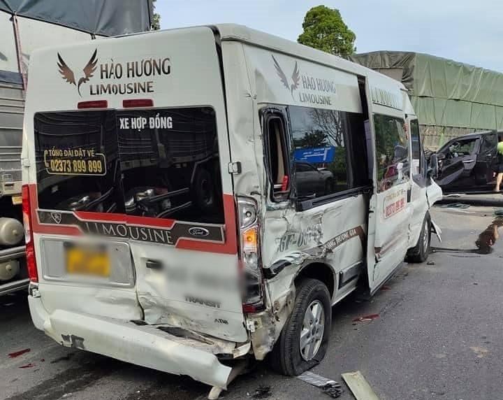 Vụ tai nạn còn làm 1 xe Limousine hư hỏng