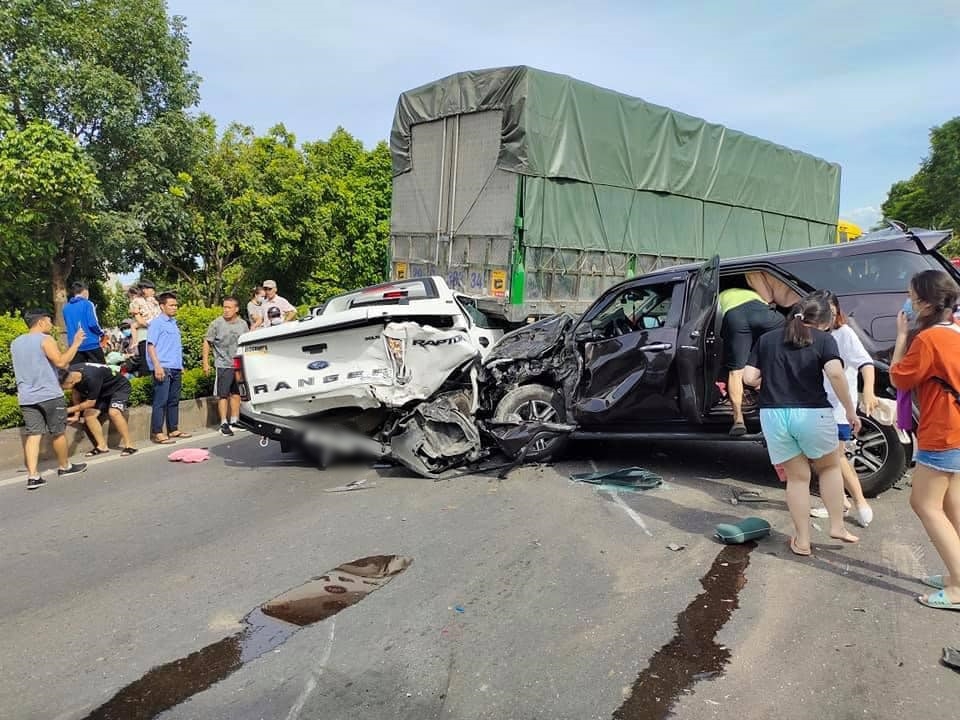 Chiếc xe Ford Ranger cùng Toyota Fortuner nát bét xe sau tai nạn liên hoàn trên QL1A