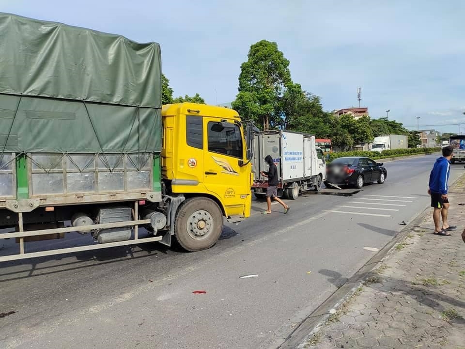 Vụ tai nạn xe li&ecirc;n ho&agrave;n c&oacute; thể bắt đầu từ chiếc &ocirc; t&ocirc; 4 chỗ ngồi m&agrave;u đen, ph&iacute;a sau l&agrave; 1 xe &ocirc; t&ocirc; tải v&agrave; xe tải lớn