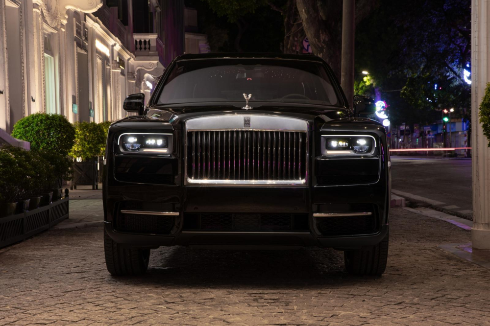 SUV siêu sang Rolls-Royce Cullinan chính hãng được chụp ảnh ở Hà Nội trước khi mang vào Nam trưng bày SUV siêu sang Rolls-Royce Cullinan chính hãng được chụp ảnh ở Hà Nội trước khi mang vào Nam trưng bày