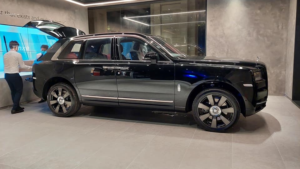 SUV siêu sang Rolls-Royce Cullinan bên trong đại lý chính hãng đặt tại Tp.HCM SUV siêu sang Rolls-Royce Cullinan bên trong đại lý chính hãng đặt tại Tp.HCM