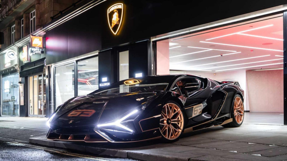 C&ograve;n chiếc si&ecirc;u xe Lamborghini Sian n&agrave;y c&oacute; m&agrave;u đen với điểm nhấn l&agrave; nhiều chi tiết sơn m&agrave;u v&agrave;ng đồng