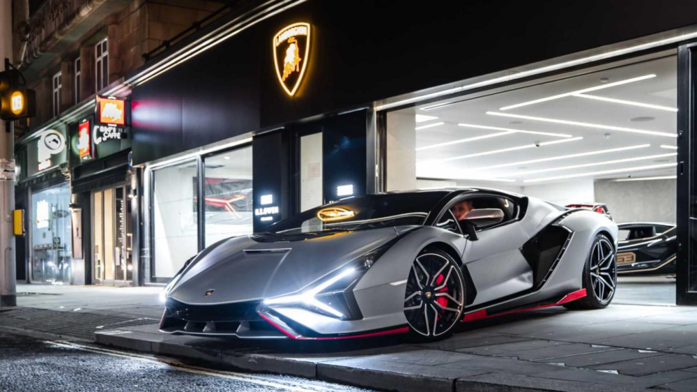 Si&ecirc;u phẩm Lamborghini Sian m&agrave;u bạc với viền đỏ ở Anh