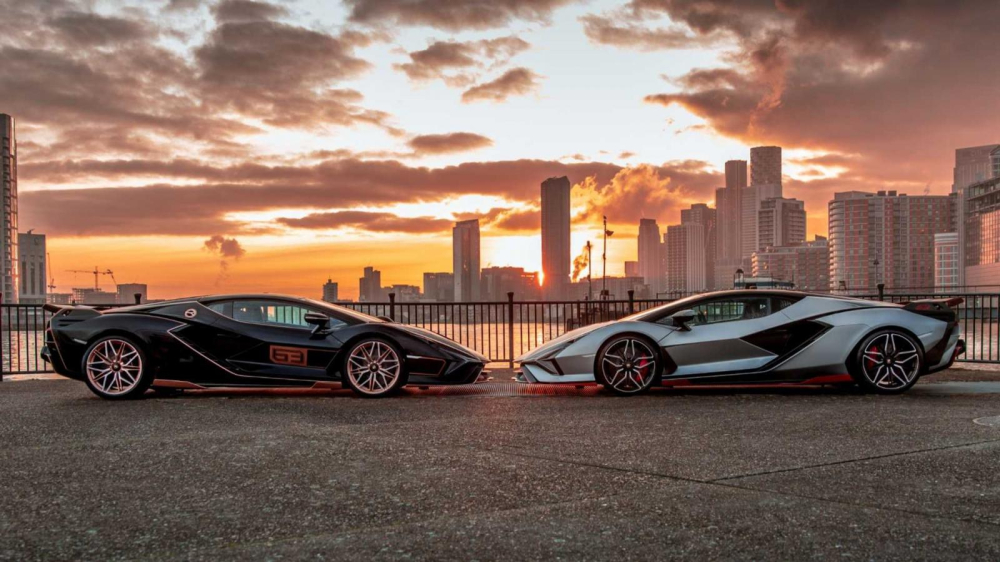 Đ&acirc;y l&agrave; 2 trong tổng số 3 chiếc xe Lamborghini Sian được b&agrave;n giao đến Anh quốc