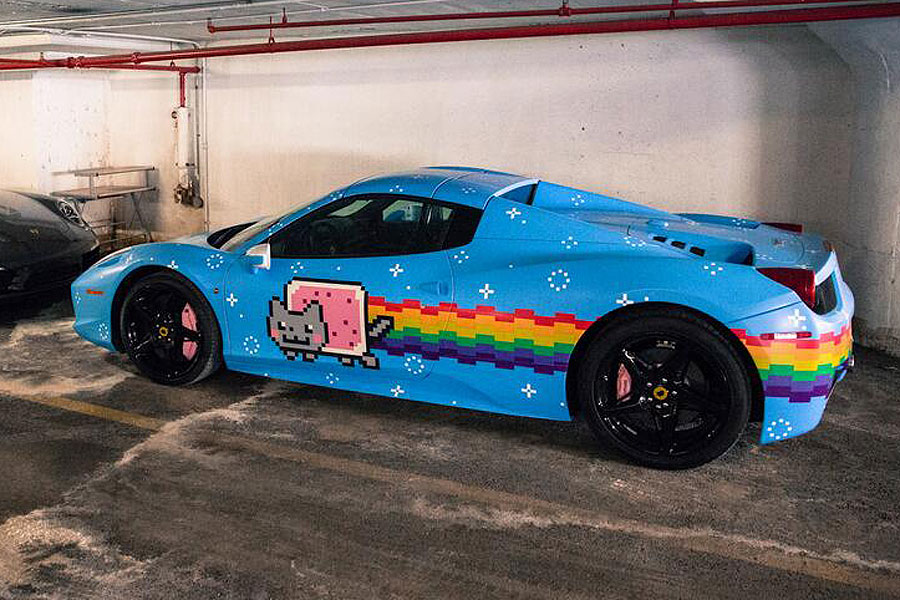 Chiếc Ferrari 458 Spider d&aacute;n đề-can h&igrave;nh ch&uacute; m&egrave;o Nyan Cat của Deadmau5 