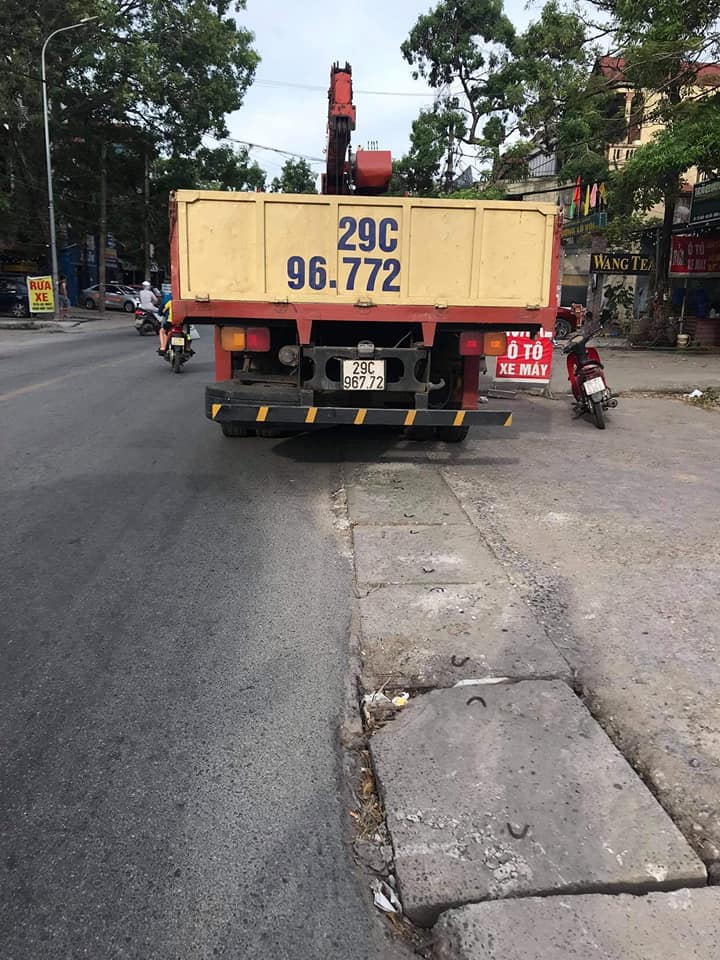 Chiếc xe cẩu tự h&agrave;nh tại hiện trường vụ tai nạn