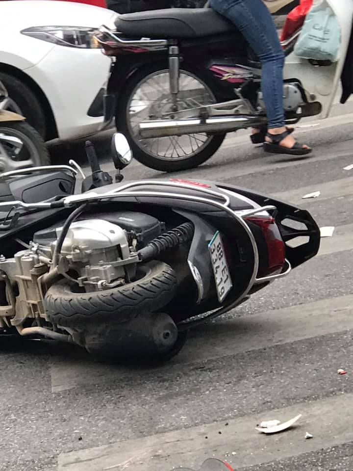 Chiếc xe cẩu tự h&agrave;nh đ&atilde; t&ocirc;ng tr&uacute;ng 2 chiếc xe m&aacute;y đang dừng chờ đ&egrave;n đỏ