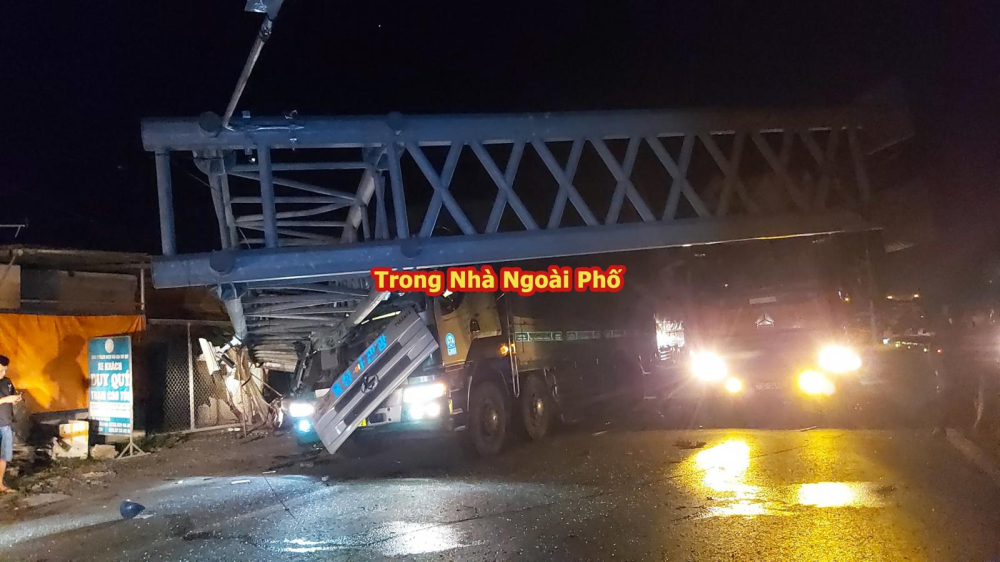 Giá long môn rơi trúng cabin ô tô tải khiến phụ xe tử vong