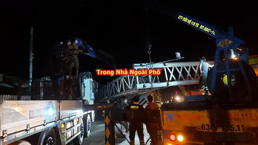 Lực lượng chức năng có mặt tại hiện trường vụ tai nạn