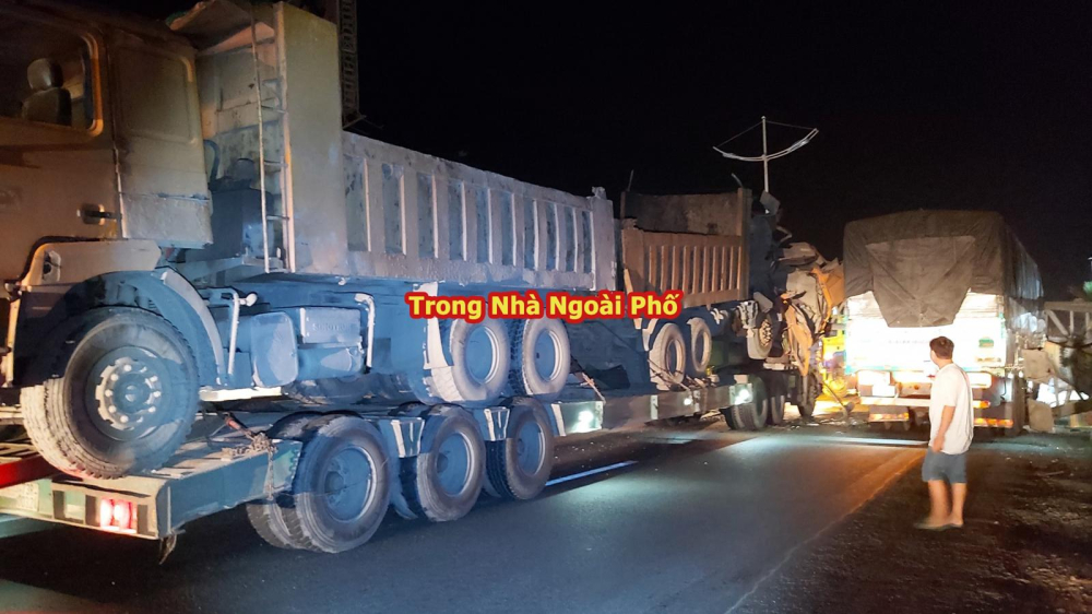 Chiếc xe đầu kéo chở 2 xe ben tại hiện trường