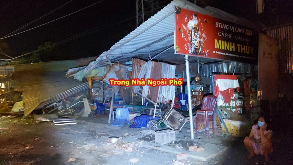 Quán nước bên đường bị sập vì giá long môn đổ trúng