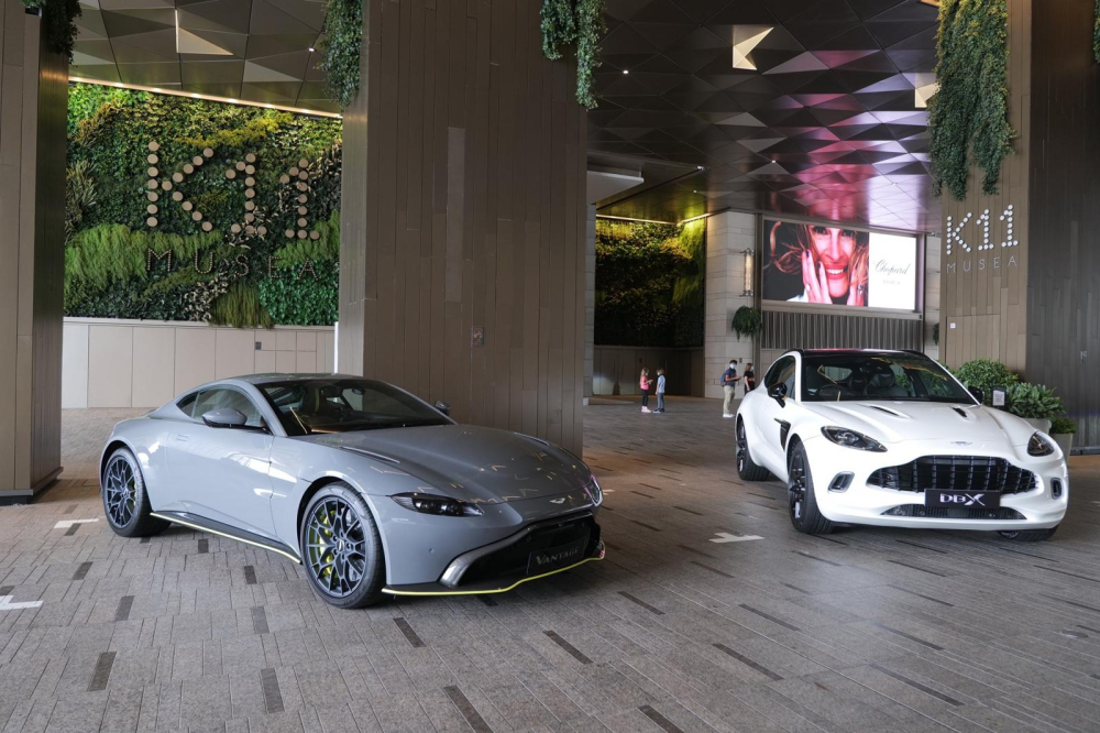 Aston Martin Vantage AMR ra mắt ở Hồng K&ocirc;ng, kế b&ecirc;n l&agrave; SUV hạng sang cỡ lớn Aston Martin DBX với tuỳ chọn th&ecirc;m đen