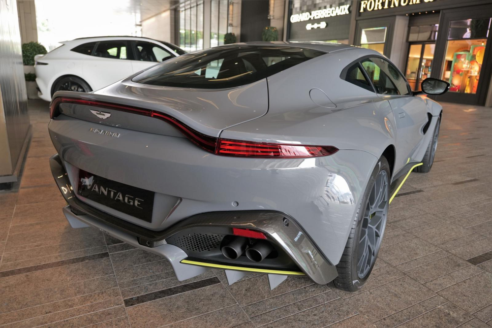 Chiếc xe Aston Martin Vantage AMR n&agrave;y c&oacute; m&agrave;u sơn x&aacute;m China Grey c&ugrave;ng sọc m&agrave;u xanh neon
