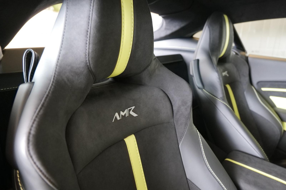 Ghế ngồi da lộn với sọc m&agrave;u xanh neon v&agrave; logo AMR