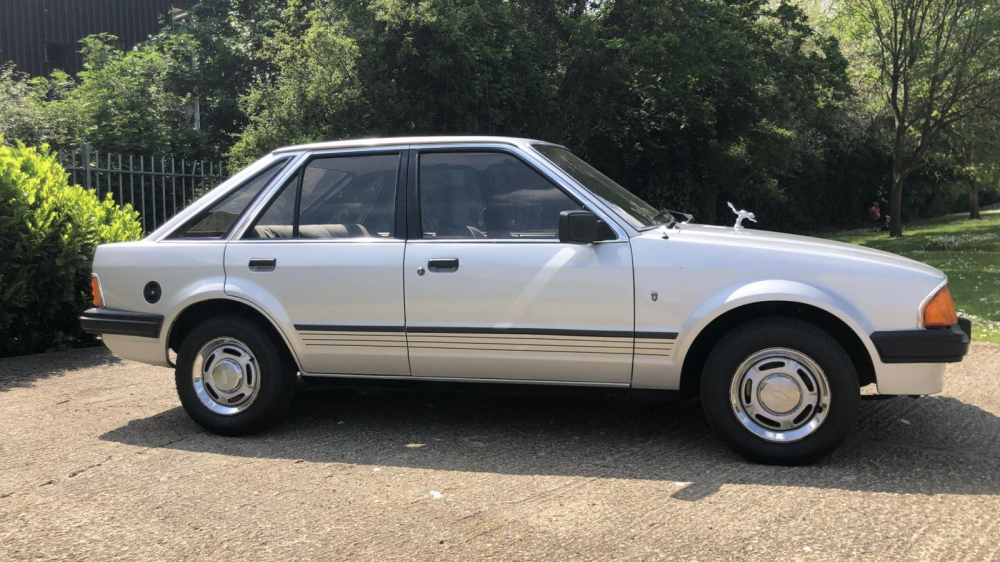 Chiếc Ford Escort Ghia này vẫn mang màu sơn nguyên bản
