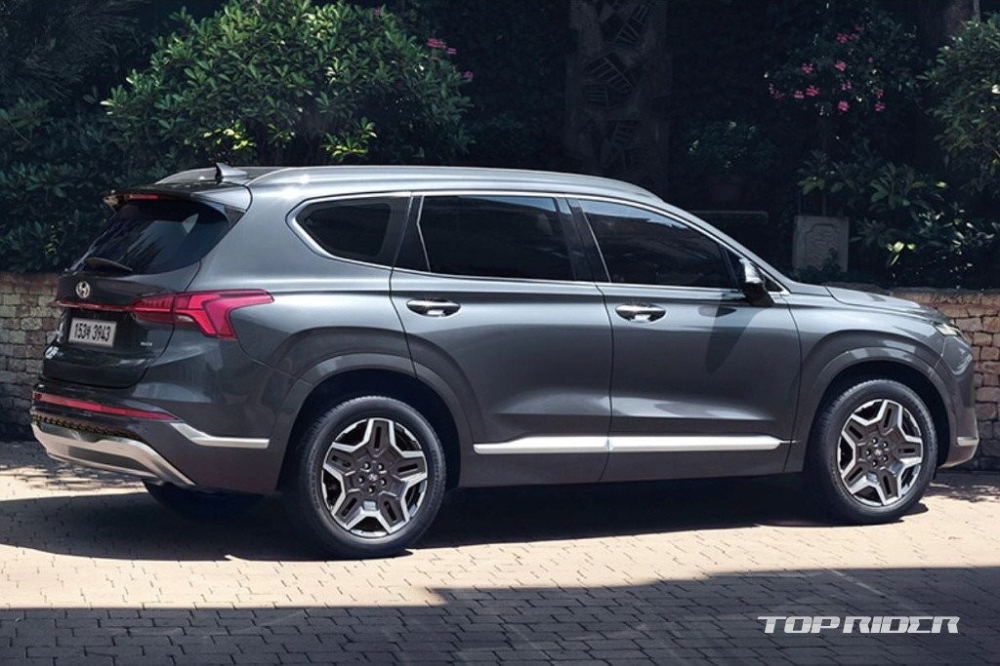 Hyundai Santa Fe Hybrid 2022 c&oacute; bộ v&agrave;nh với thiết kế 5 chấu sơn 2 m&agrave;u ri&ecirc;ng