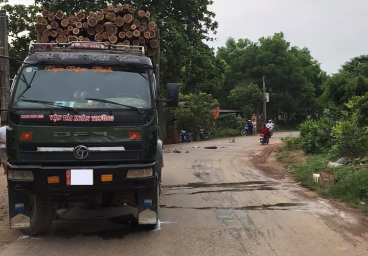 Hiện trường vụ tai nạn giữa xe tải chở gỗ và xe máy ở Thái Nguyên