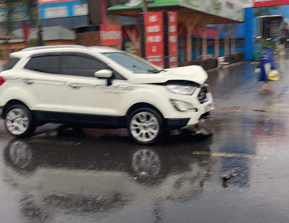 Chiếc Ford EcoSport bị hư hỏng phần đầu xe