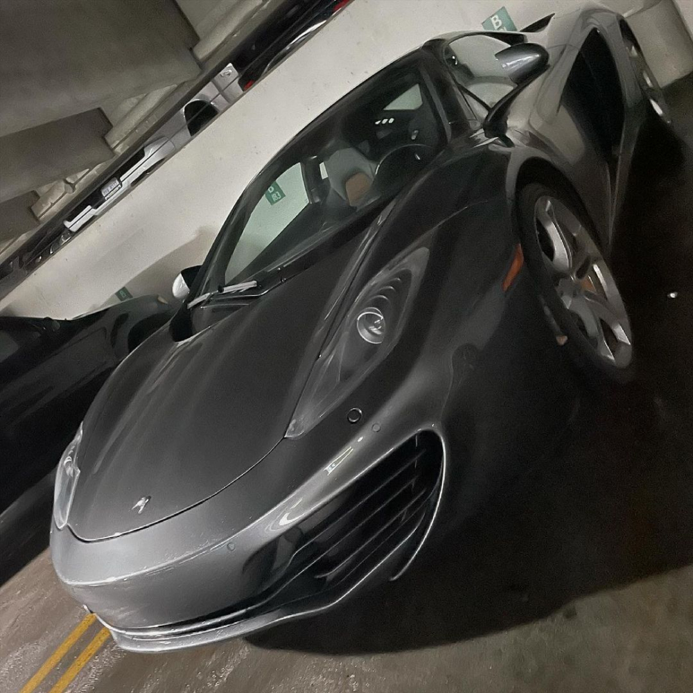 Chiếc McLaren MP4-12C nằm trong bãi đỗ khi chưa bị ngập nước