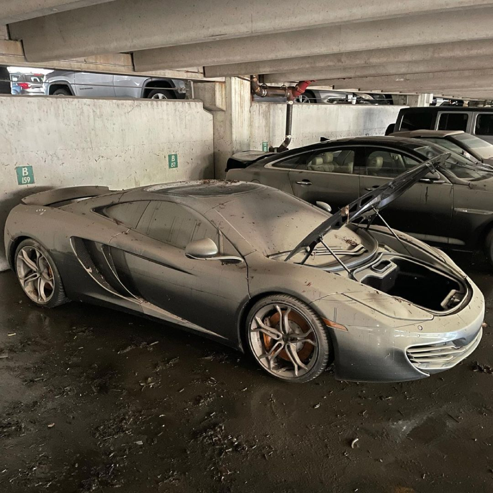 Chiếc siêu xe McLaren MP4-12C bị ngập nước