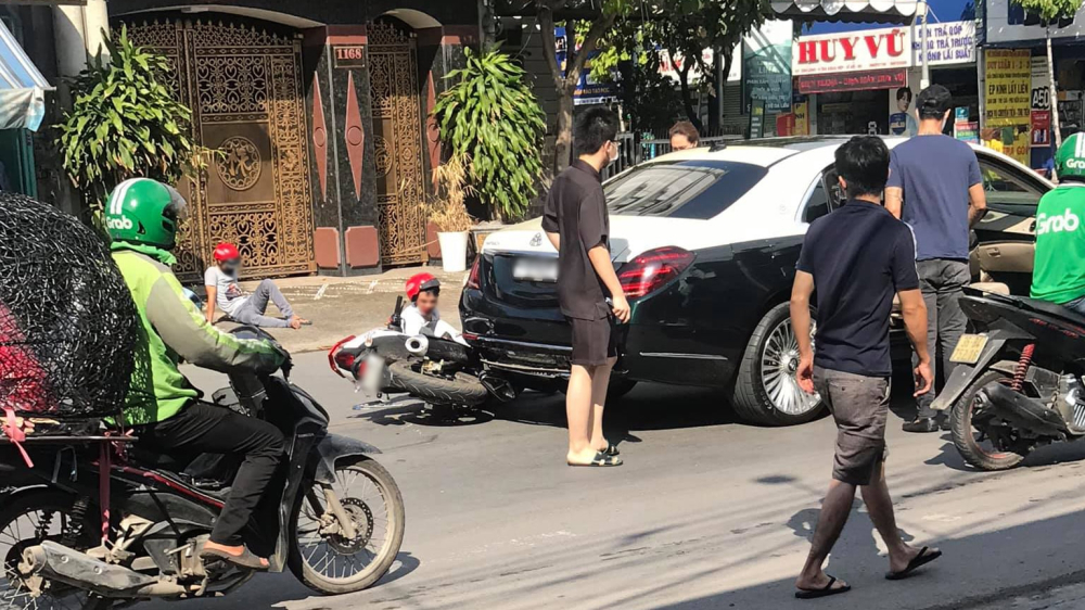 Hình ảnh vụ va chạm giữa 2 thanh niên chạy Yamaha Exciter với xe siêu sang đắt tiền