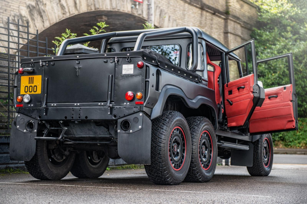 Phía sau của Kahn Flying Huntsman 6x6