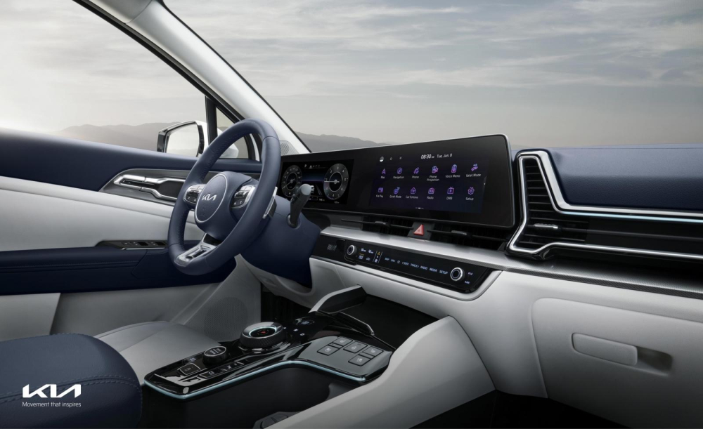 Tr&ecirc;n mặt t&aacute;p-l&ocirc; của Kia Sportage 2022 c&oacute; m&agrave;n h&igrave;nh cong cỡ lớn