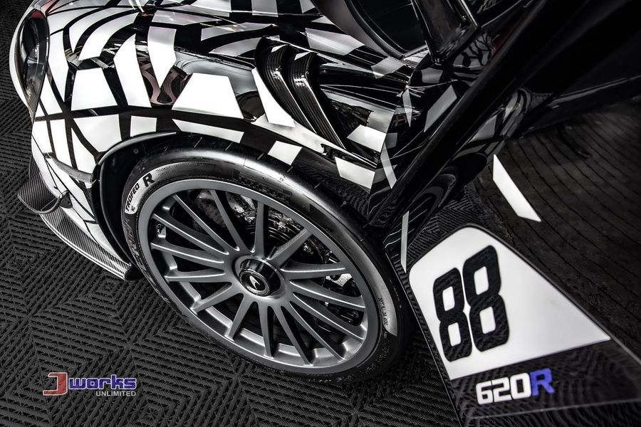 Logo 88 trên siêu xe McLaren 620R ở Philippines