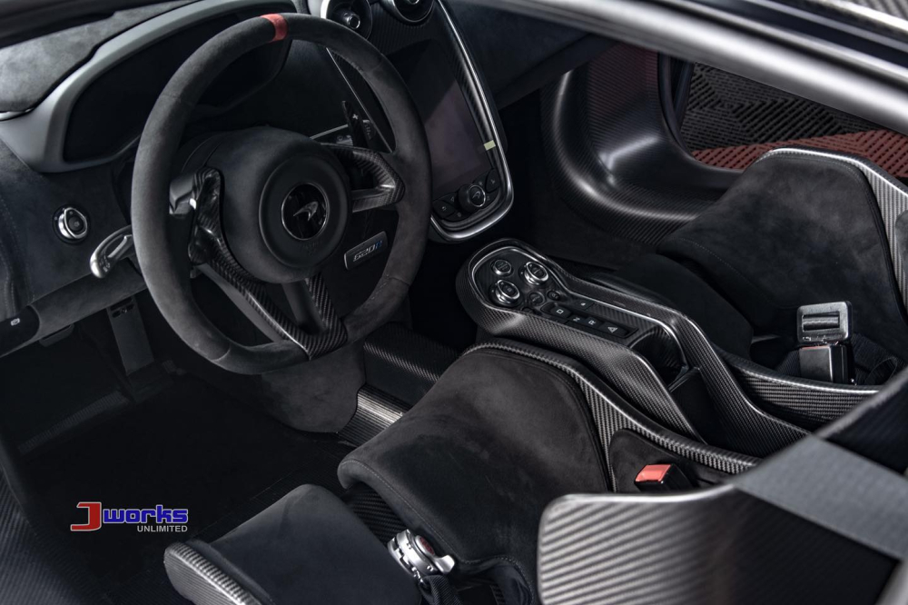 Khoang lái siêu xe McLaren 620R