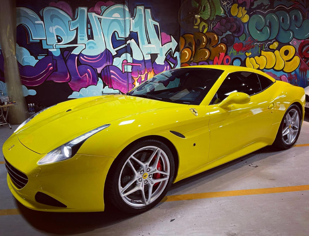 Si&ecirc;u xe mui trần Ferrari California T l&uacute;c đ&oacute;ng mui