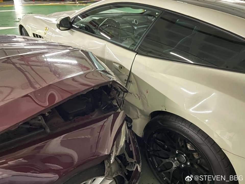 Phần đầu xe BMW hỏng nặng, sườn si&ecirc;u xe Ferrari thiệt hại nghi&ecirc;m trọng sau c&uacute; t&ocirc;ng trời gi&aacute;ng của mẫu sedan