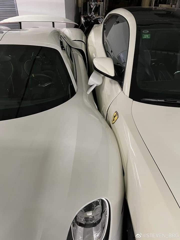 Chưa dừng lại đ&oacute; chiếc xe Porsche 918 Spyder đỗ b&ecirc;n cạnh cũng bị vạ l&acirc;y