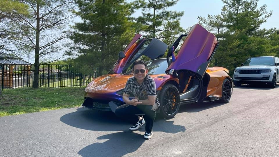 Thành viên của Gia Lai Team cùng chiếc xe McLaren 765LT