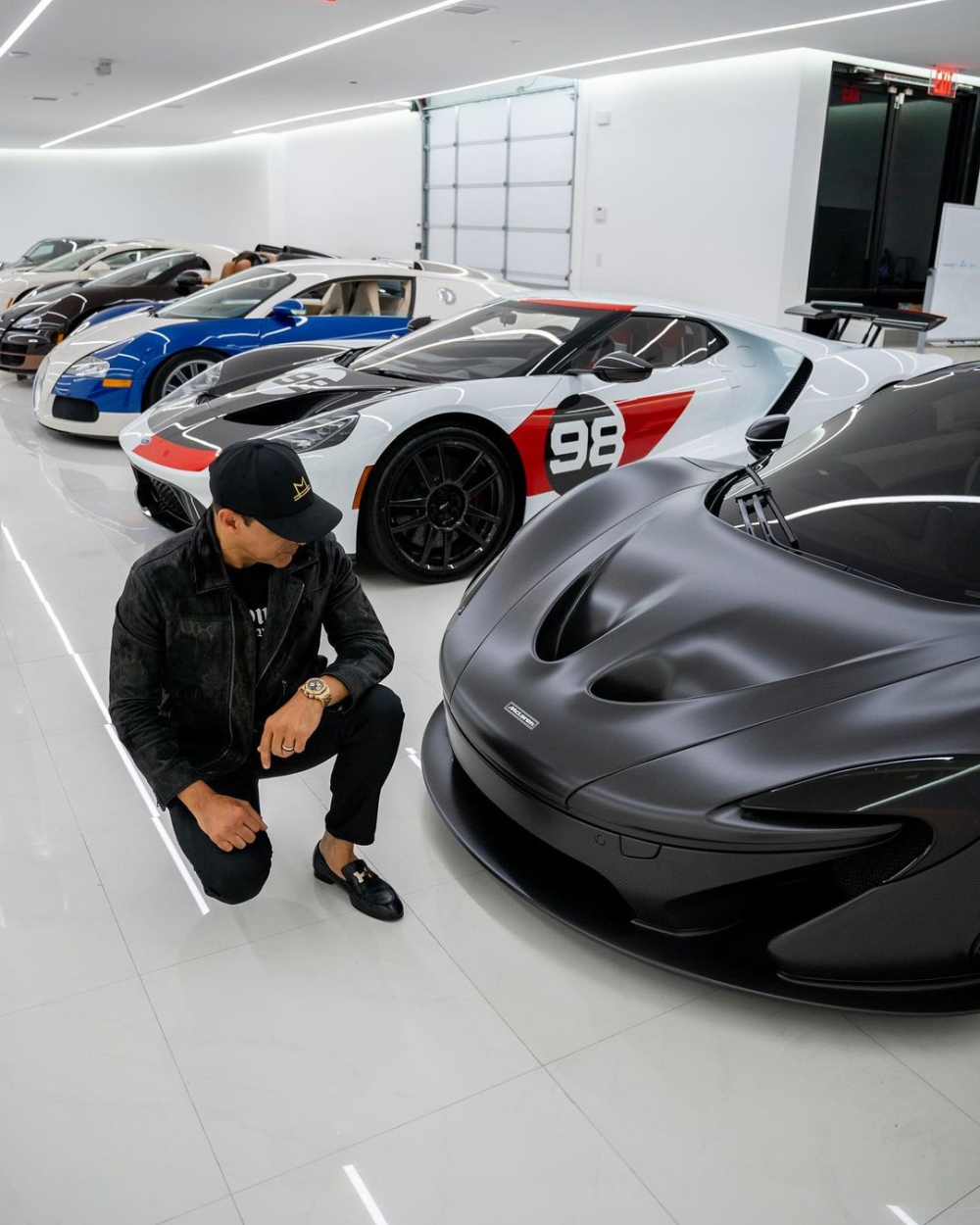 Trong bộ sưu tập xe của &ocirc;ng Khoshbin hiện kh&ocirc;ng c&oacute; b&oacute;ng d&aacute;ng của những chiếc Lamborghini hay Ferrari