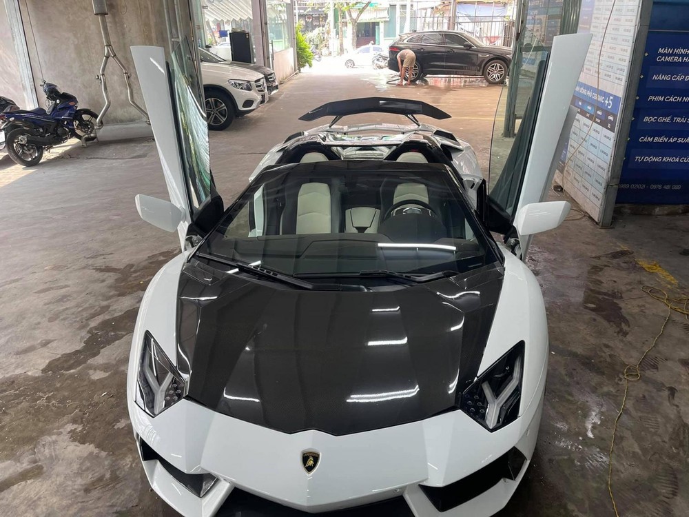 Siêu xe mui trần Lamborghini Aventador LP700-4 Roadster độ gần nửa tỷ đồng