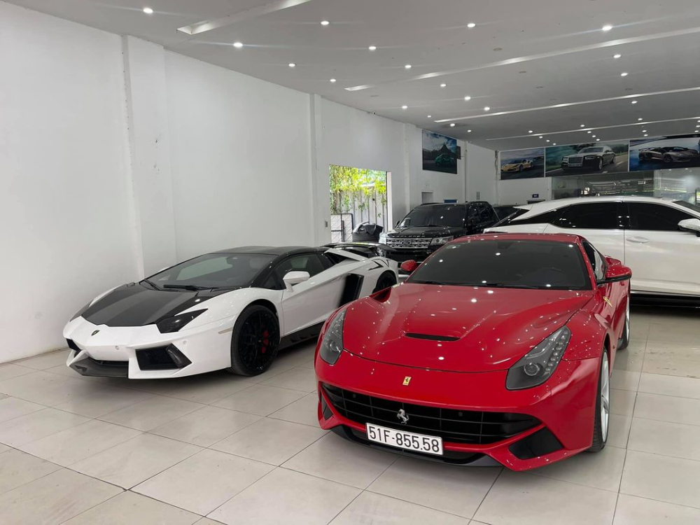 Siêu xe Ferrari F12 Berlinetta đỗ cùng Lamborghini Aventador LP700-4 mui trần