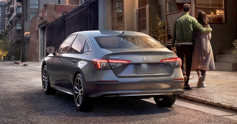 Thiết kế của Honda Civic 2022 chuyển đội từ thể thao sang hướng lịch lãm, kích thước tổng thể cũng tăng nhẹ so với đời cũ (D x R x C: 4.673 x 1.800 x 1.414 mm).
