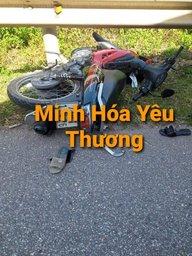 Chiếc xe m&aacute;y chở 2 nạn nh&acirc;n bị hư hỏng