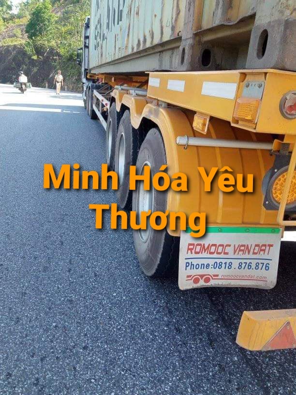 Lực lượng chức năng c&oacute; mặt tại hiện trường vụ tai nạn