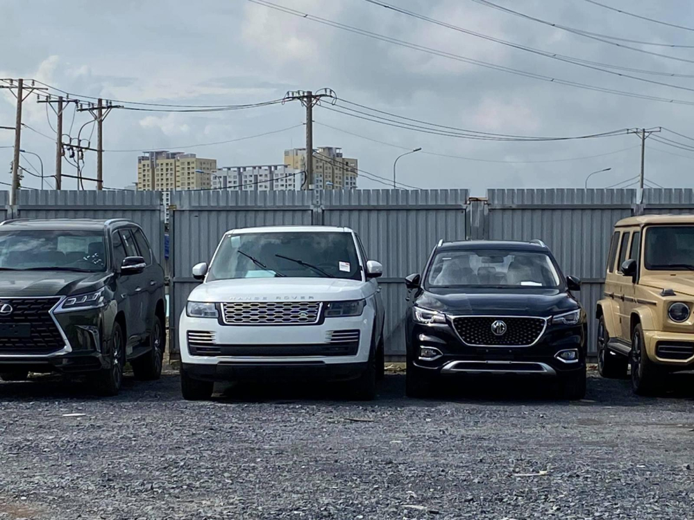 Bãi xe này còn có các mẫu xe Lexus LX570 hay Range Rover