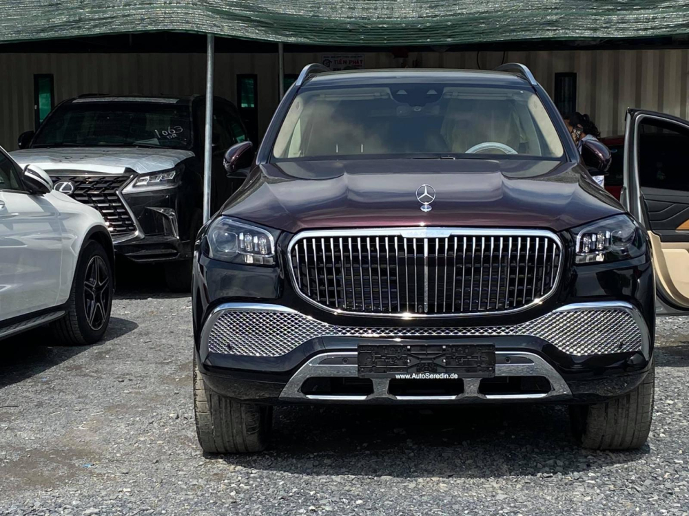 Chiếc SUV hạng sang với tông màu đen và nửa thân trên sơn màu đỏ mận