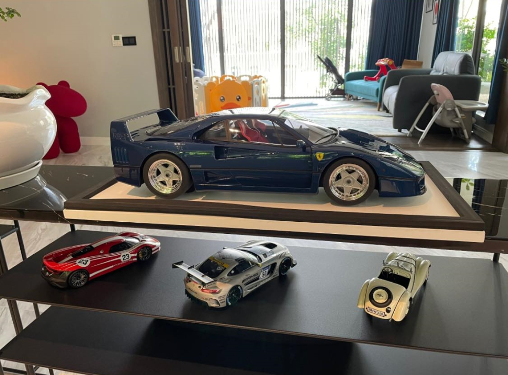 H&igrave;nh ảnh d&agrave;n xe m&ocirc; h&igrave;nh của Cường Đ&ocirc;-la với điểm nhấn l&agrave; Ferrari F40 m&agrave;u xanh c&oacute; tỷ lệ 1:8
