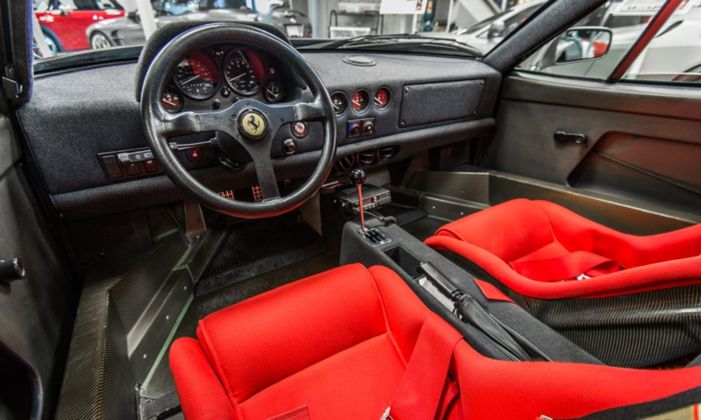 Ferrari F40 từng rất nổi tiếng l&uacute;c ra mắt v&agrave; hiện c&oacute; gi&aacute; kh&ocirc;ng dưới 1 triệu đ&ocirc; la