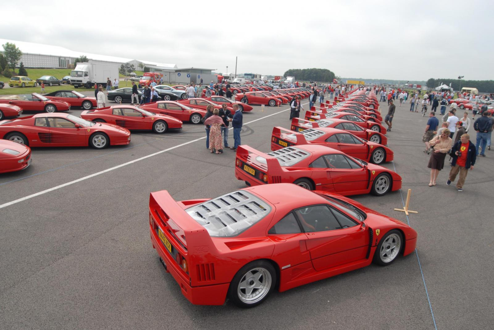 H&agrave;ng trăm chiếc si&ecirc;u xe Ferrari F40 tụ tập c&ugrave;ng nhau