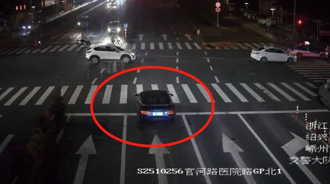 Chiếc ô tô Audi vượt đèn đỏ