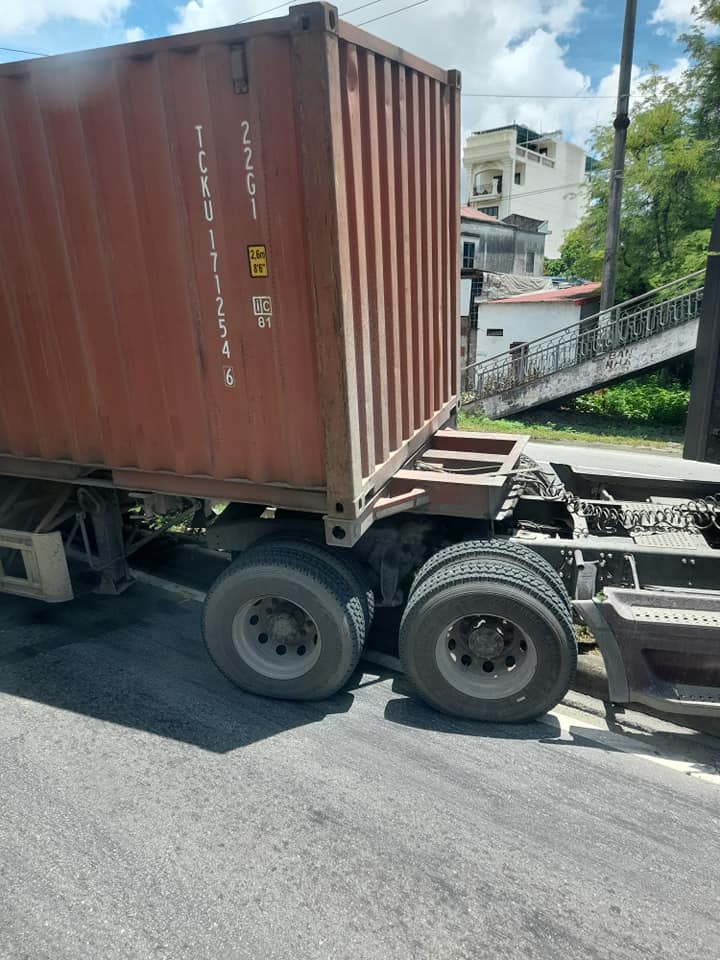 T&agrave;i xế xe container được cho l&agrave; kh&ocirc;ng ch&uacute; &yacute; đ&egrave;n giao th&ocirc;ng dẫn đến bị bất ngờ khi ph&aacute;t hiện đ&egrave;n đỏ n&ecirc;n cho xe container phanh gấp, xe lao qua dải ph&acirc;n c&aacute;ch